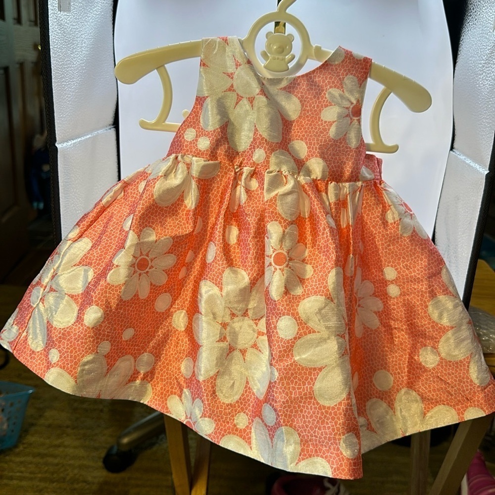 Absolutely beautiful posh holiday edition, 3 to 8 month old dress. No stains.​​